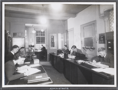 222985 Interieur van het kantoor van de N.V. Snelwegerfabriek “Utrecht”, W.C. Olland (Dorpsstraat 78-80) te De Bilt: ...